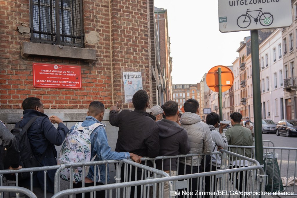 People waiting outside the 'Klein Kasteeltje - Petit Chateau' Fedasil registration center for asylum seekers in Brussels on June 17, 2022 | Photo: Noe Zimmer/BELGA/dpa/picture-alliance 