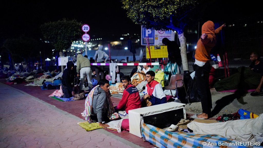 Police relocates hundreds of migrants to a new facility following the mass crossing of migrants at the border with Morocco in Ceuta, Spain, September 13, 2026 | Photo: Ana Beltran/Reuters