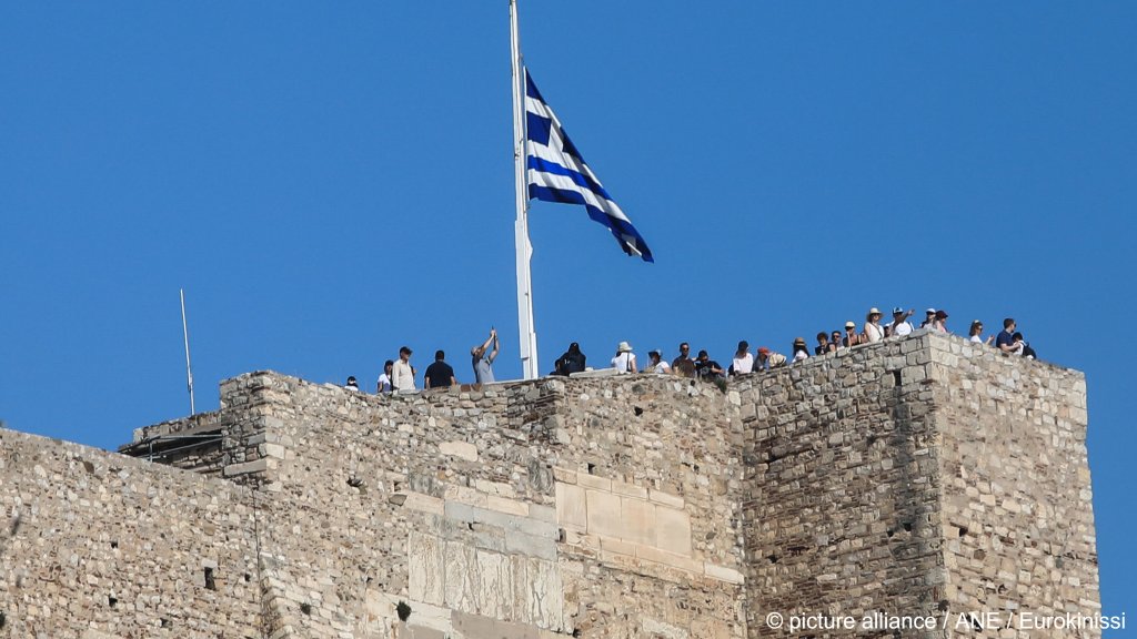 Greek flags are flying at half-mast until late Saturday, in a period of three-day national mourning declared by Greece's caretaker government | Photo: Giannis Panagopoulos / Eurokiniss / picture alliance / ANE