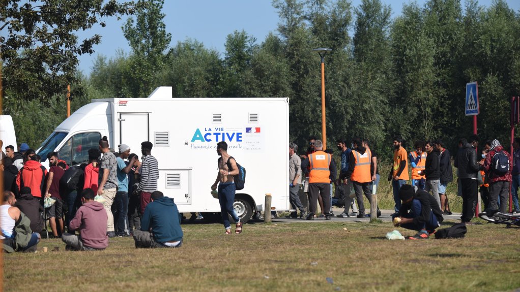 Une distribution de nourriture de La Vie Active, à Calais. Crédit : Mehdi Chebil pour InfoMigrants