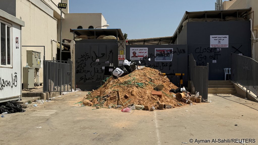 Protestors barricaded the entrance to UNHCR in Tripoli | Photo: Ayman Al-Sahili/Reuters