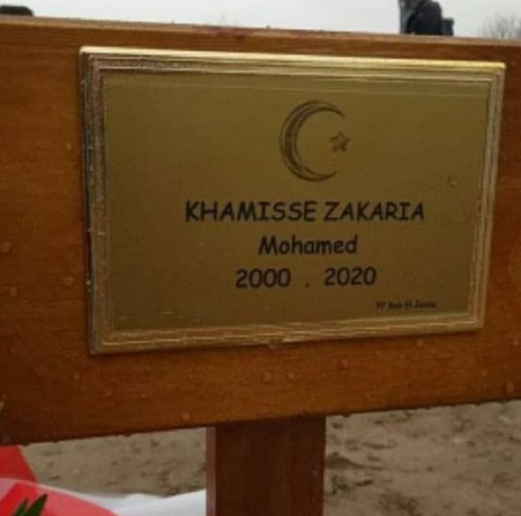 اللوحة المعلقة فوق قبر محمد خميس في أحد مدافن مدينة كاليه شمال فرنسا. الحقوق محفوظة