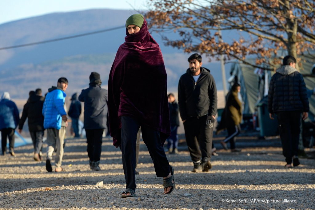 A migrant walks wrapped in a blanket at the Lipa migrant camp on February 18, 2021 during the visit of Ylva Johansson, the European Union's Commissioner for Home Affairs | Photo: Kemal Softic/picture alliance/dpa/AP