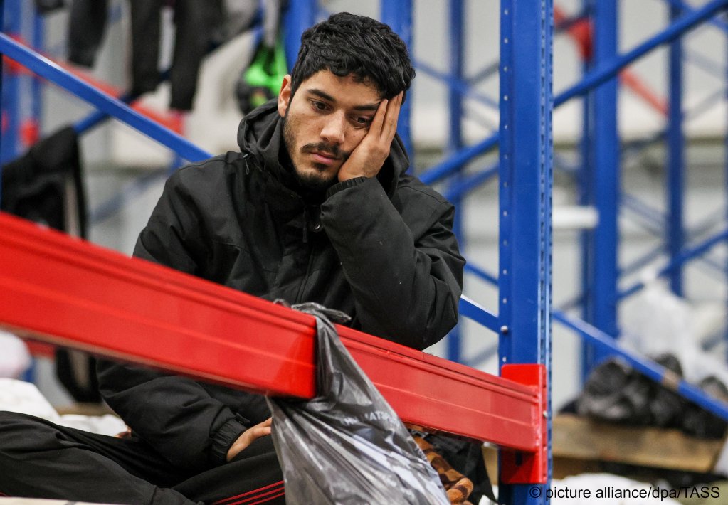 A migrant is seen at the Bruzgi transport and logistics center on November 22, 2021 | Photo: Sergei Bobylev/TASS/dpa/picture-alliance