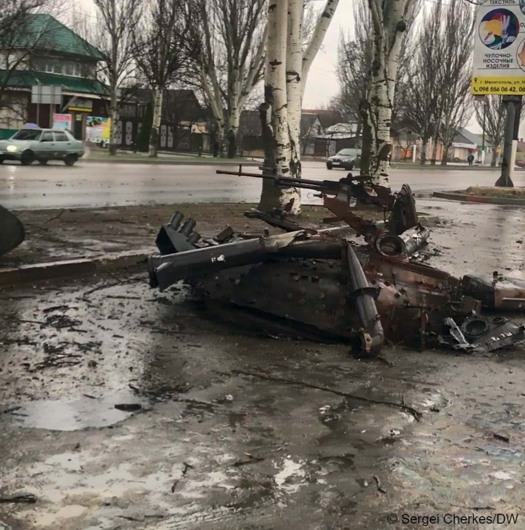 The remanants of a broken Ukrainian tank in the city of Melitopol, now occupied by the Russian army | Pieces of a broken Ukrainian tank in Melitopol which the Russian army now occupies | Photo: Sergei Cherkes / InfoMigrants / DW