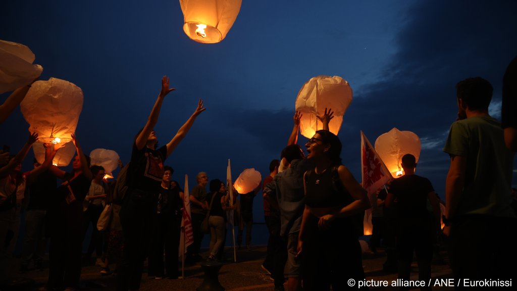 Protesters in Thessaloniki, Greece, hold a kind of a vigil for the migrants who died in the shipwreck off Greece on Wednesday | Photo:Rafail Georgiadis /picture alliance / ANE / Eurokinissi / Eurokiniss