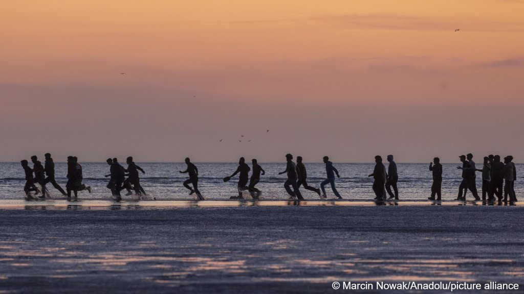 According to associations, many migrants live in the dunes without food and water between crossing attempts to reach the UK by boat | Photo: Marcin Nowak/Anadolu/picture alliance