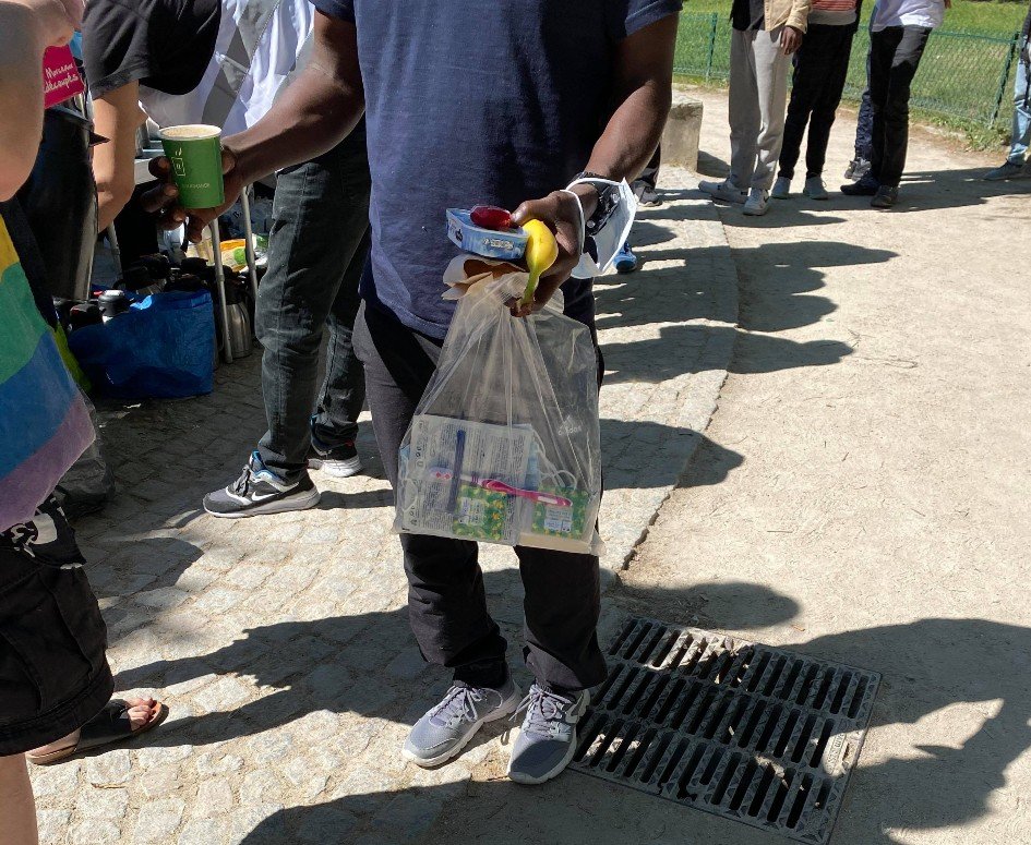 Des kits d'hygiène sont distribués aux migrants. Crédit : InfoMigrants
