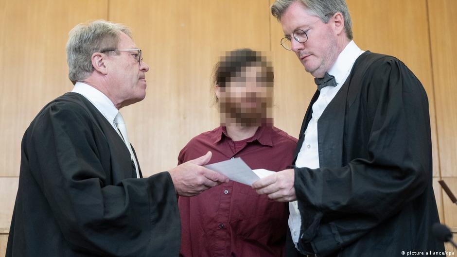 Defense attorney Moritz Schmitt-Fricke (r.) described the trial as 'highly political' and expressed disappointment in the verdict | Photo: piture-alliance/dpa