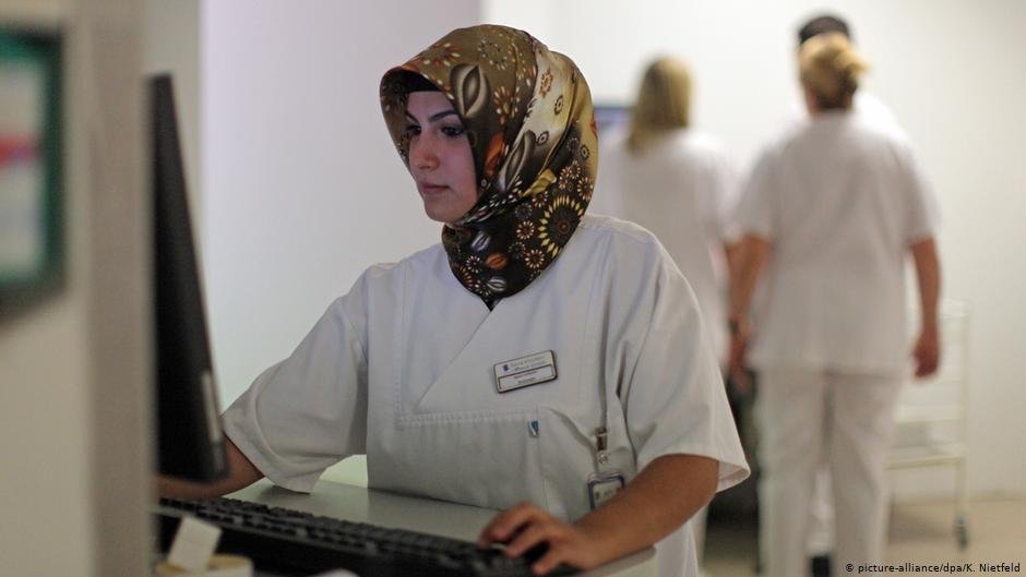 Nurses and care workers are among sought-after professionals in Germany | Photo: picture-alliance/dpa/K. Nietfeld